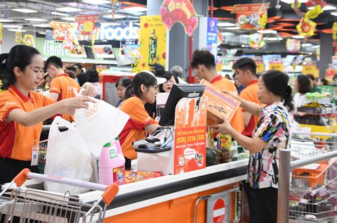 Co.opXtra Phạm Văn Đồng tặng xe Piaggio hút khách - Ảnh 1. Co.opXtra Phạm Văn Đồng tặng xe Piaggio hút khách - Ảnh 1.
