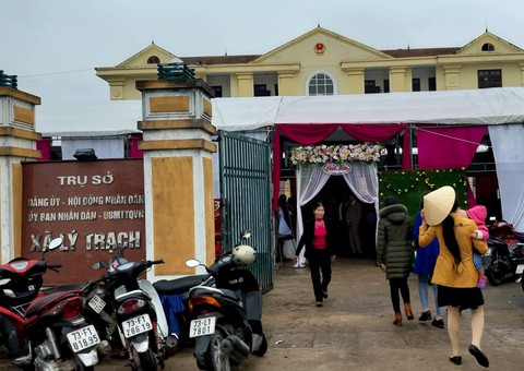 Huyện bảo dỡ, rạp cưới vẫn mọc trong sân ủy ban xã hai ngày - Ảnh 1. Huyện bảo dỡ, rạp cưới vẫn mọc trong sân ủy ban xã hai ngày - Ảnh 1.