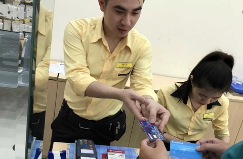 Chuyển hàng chục triệu thẻ ATM sang thẻ chip: Người dùng có phải trả phí? - Ảnh 1. Chuyển hàng chục triệu thẻ ATM sang thẻ chip: Người dùng có phải trả phí? - Ảnh 1.