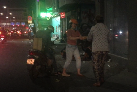 Những ổ bánh mì lặng lẽ giữa đêm Sài Gòn - Ảnh 1. Những ổ bánh mì lặng lẽ giữa đêm Sài Gòn - Ảnh 1.