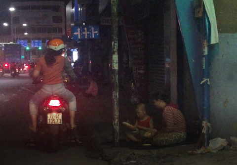 Những ổ bánh mì lặng lẽ giữa đêm Sài Gòn - Ảnh 3. Những ổ bánh mì lặng lẽ giữa đêm Sài Gòn - Ảnh 3.
