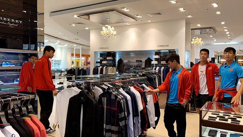Tuyển Việt Nam shopping, ăn nhà hàng giải tỏa áp lực - Ảnh 1. Tuyển Việt Nam shopping, ăn nhà hàng giải tỏa áp lực - Ảnh 1.