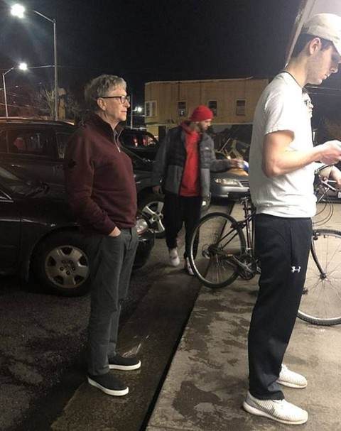 Mạng sốt với ảnh tỉ phú Bill Gates xếp hàng mua thức ăn nhanh 7,68 USD - Ảnh 1. Mạng sốt với ảnh tỉ phú Bill Gates xếp hàng mua thức ăn nhanh 7,68 USD - Ảnh 1.