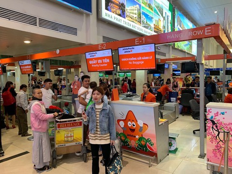 Trẻ em và người cao tuổi đi máy bay sẽ checkin ở quầy VIP - Ảnh 1. Trẻ em và người cao tuổi đi máy bay sẽ checkin ở quầy VIP - Ảnh 1.