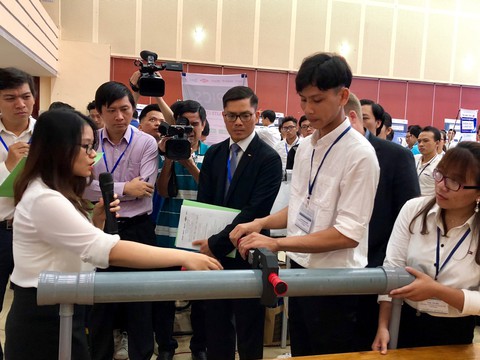 Gậy thông minh cho người già nhận giải thiết kế của sinh viên - Ảnh 2. Gậy thông minh cho người già nhận giải thiết kế của sinh viên - Ảnh 2.