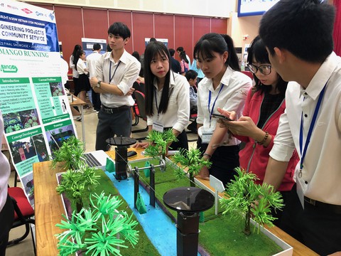 Gậy thông minh cho người già nhận giải thiết kế của sinh viên - Ảnh 3. Gậy thông minh cho người già nhận giải thiết kế của sinh viên - Ảnh 3.