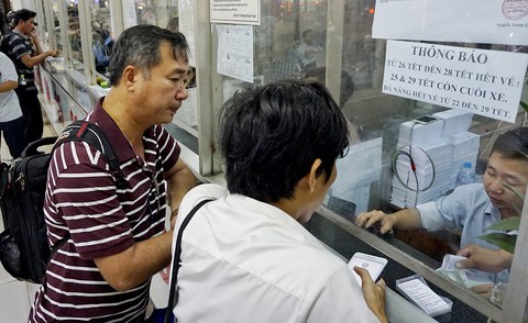 Nhà xe hết vé, khách buộc mua với giá cắt cổ - Ảnh 1. Nhà xe hết vé, khách buộc mua với giá cắt cổ - Ảnh 1.