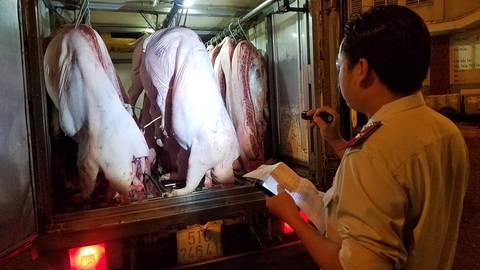 Chặt chân heo lở mồm long móng để che mắt người mua - Ảnh 1. Chặt chân heo lở mồm long móng để che mắt người mua - Ảnh 1.