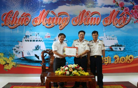 Quà tết của Tuổi Trẻ đến với cán bộ, chiến sĩ Vùng Cảnh sát biển 4 - Ảnh 1. Quà tết của Tuổi Trẻ đến với cán bộ, chiến sĩ Vùng Cảnh sát biển 4 - Ảnh 1.