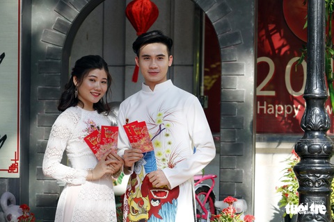 Thiếu nữ Sài Gòn lại xúng xính áo dài dạo phố đón xuân - Ảnh 4. Thiếu nữ Sài Gòn lại xúng xính áo dài dạo phố đón xuân - Ảnh 4.