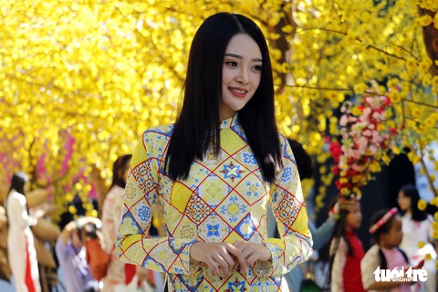 Thiếu nữ Sài Gòn lại xúng xính áo dài dạo phố đón xuân - Ảnh 7. Thiếu nữ Sài Gòn lại xúng xính áo dài dạo phố đón xuân - Ảnh 7.