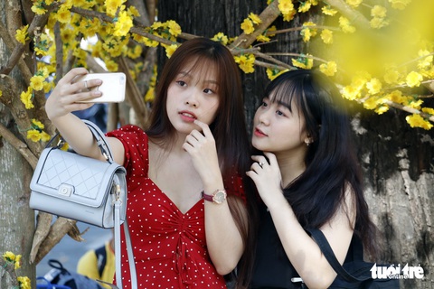 Thiếu nữ Sài Gòn lại xúng xính áo dài dạo phố đón xuân - Ảnh 5. Thiếu nữ Sài Gòn lại xúng xính áo dài dạo phố đón xuân - Ảnh 5.