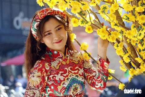 Thiếu nữ Sài Gòn lại xúng xính áo dài dạo phố đón xuân - Ảnh 8. Thiếu nữ Sài Gòn lại xúng xính áo dài dạo phố đón xuân - Ảnh 8.