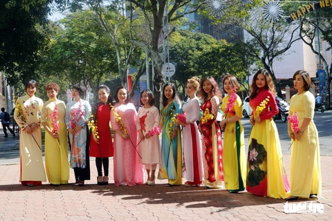 Thiếu nữ Sài Gòn lại xúng xính áo dài dạo phố đón xuân - Ảnh 13. Thiếu nữ Sài Gòn lại xúng xính áo dài dạo phố đón xuân - Ảnh 13.