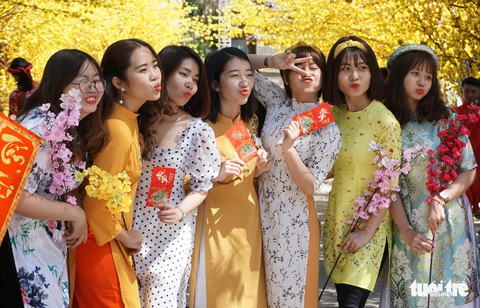 Thiếu nữ Sài Gòn lại xúng xính áo dài dạo phố đón xuân - Ảnh 6. Thiếu nữ Sài Gòn lại xúng xính áo dài dạo phố đón xuân - Ảnh 6.
