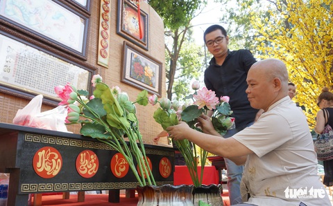 Thiếu nữ Sài Gòn lại xúng xính áo dài dạo phố đón xuân - Ảnh 9. Thiếu nữ Sài Gòn lại xúng xính áo dài dạo phố đón xuân - Ảnh 9.