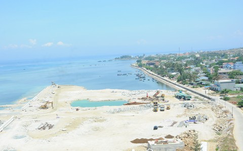 Lấn biển Lý Sơn, doanh nghiệp và chính quyền nói gì? - Ảnh 1. Lấn biển Lý Sơn, doanh nghiệp và chính quyền nói gì? - Ảnh 1.