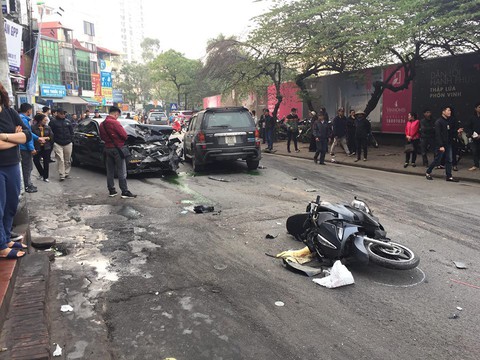 Xe Ford Escape đâm một loạt xe, bà cụ bán hàng rong chết tại chỗ - Ảnh 1. Xe Ford Escape đâm một loạt xe, bà cụ bán hàng rong chết tại chỗ - Ảnh 1.
