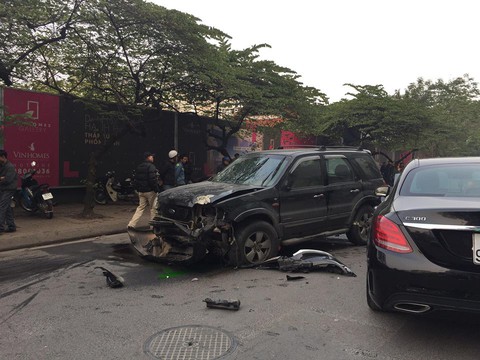 Xe Ford Escape đâm một loạt xe, bà cụ bán hàng rong chết tại chỗ - Ảnh 2. Xe Ford Escape đâm một loạt xe, bà cụ bán hàng rong chết tại chỗ - Ảnh 2.