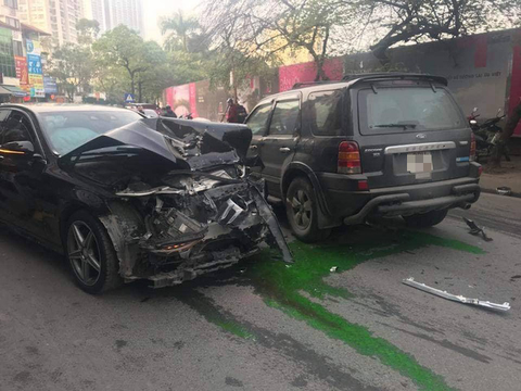 Xe Ford Escape đâm một loạt xe, bà cụ bán hàng rong chết tại chỗ - Ảnh 3. Xe Ford Escape đâm một loạt xe, bà cụ bán hàng rong chết tại chỗ - Ảnh 3.