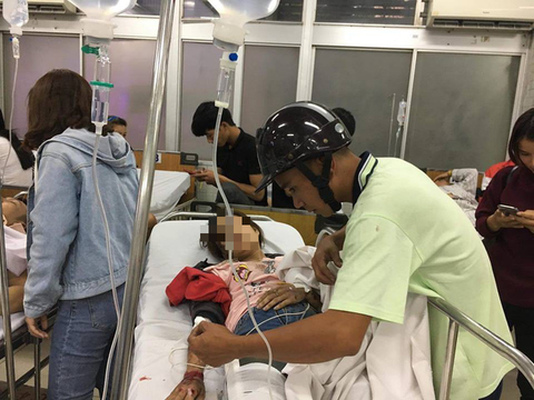 Anh xe ôm vứt xe máy, xem từng nạn nhân ai còn sống để cứu - Ảnh 1. Anh xe ôm vứt xe máy, xem từng nạn nhân ai còn sống để cứu - Ảnh 1.