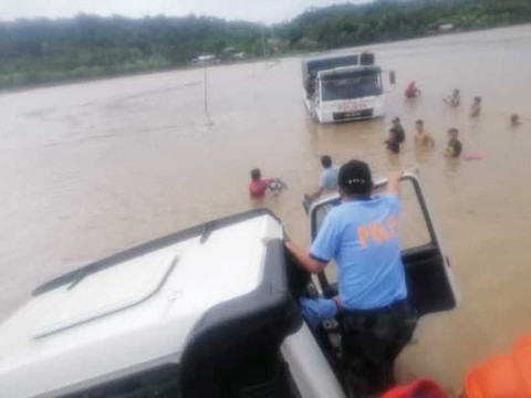 85 người chết vì lở đất và lũ lụt ở Philippines - Ảnh 1. 85 người chết vì lở đất và lũ lụt ở Philippines - Ảnh 1.