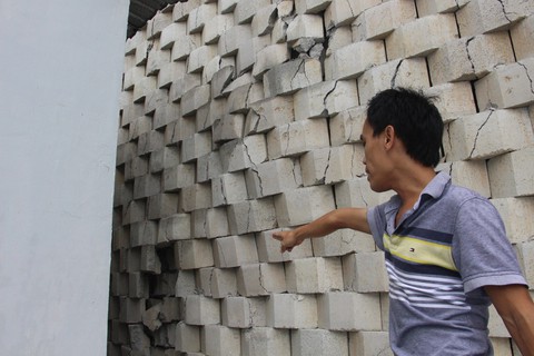 Tường thành 12m lơ lửng trên đầu nhà dân đang rạn nứt - Ảnh 2. Tường thành 12m lơ lửng trên đầu nhà dân đang rạn nứt - Ảnh 2.