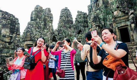 Khách Trung Quốc tràn ngập Campuchia, khách Tây bỏ đi - Ảnh 1. Khách Trung Quốc tràn ngập Campuchia, khách Tây bỏ đi - Ảnh 1.