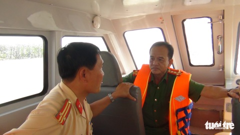 Sà lan chở cát chìm trên sông Tiền, 3 người mất tích - Ảnh 2. Sà lan chở cát chìm trên sông Tiền, 3 người mất tích - Ảnh 2.