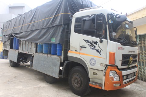 Thanh Hóa bắt 854 chai rượu ngoại nhập lậu trên đường từ Nam ra Bắc - Ảnh 2. Thanh Hóa bắt 854 chai rượu ngoại nhập lậu trên đường từ Nam ra Bắc - Ảnh 2.
