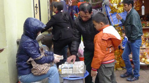 Đổi tiền lẻ ‘ăn’ phí sẽ bị xử phạt - Ảnh 1. Đổi tiền lẻ ‘ăn’ phí sẽ bị xử phạt - Ảnh 1.