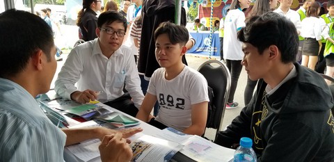 Ngày hội tư vấn tuyển sinh nhộn nhịp đến giờ chót - Ảnh 1. Ngày hội tư vấn tuyển sinh nhộn nhịp đến giờ chót - Ảnh 1.