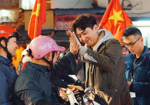 Tuyển Việt Nam chiến thắng quả cảm, TP.HCM, Hà Nội bão - Ảnh 26. Tuyển Việt Nam chiến thắng quả cảm, TP.HCM, Hà Nội bão - Ảnh 26.