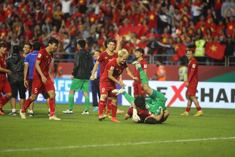 Cầu thủ Việt Nam vui nổ trời sau chiến thắng trước Jordan - Ảnh 2. Cầu thủ Việt Nam vui nổ trời sau chiến thắng trước Jordan - Ảnh 2.
