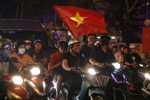 Tuyển Việt Nam chiến thắng quả cảm, TP.HCM, Hà Nội bão - Ảnh 17. Tuyển Việt Nam chiến thắng quả cảm, TP.HCM, Hà Nội bão - Ảnh 17.