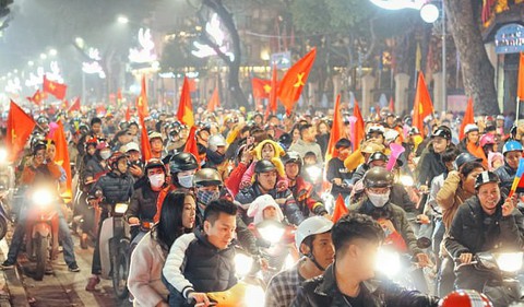Tuyển Việt Nam chiến thắng quả cảm, TP.HCM, Hà Nội bão - Ảnh 23. Tuyển Việt Nam chiến thắng quả cảm, TP.HCM, Hà Nội bão - Ảnh 23.