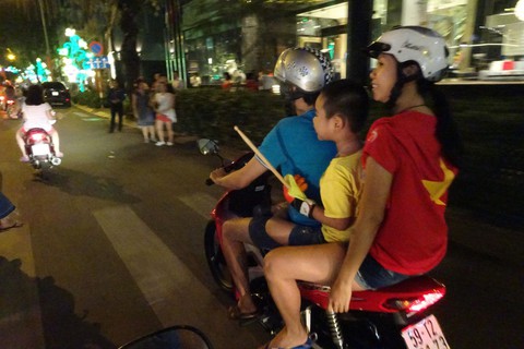 Tuyển Việt Nam chiến thắng quả cảm, TP.HCM, Hà Nội bão - Ảnh 2. Tuyển Việt Nam chiến thắng quả cảm, TP.HCM, Hà Nội bão - Ảnh 2.