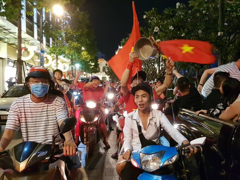 Tuyển Việt Nam chiến thắng quả cảm, TP.HCM, Hà Nội bão - Ảnh 12. Tuyển Việt Nam chiến thắng quả cảm, TP.HCM, Hà Nội bão - Ảnh 12.