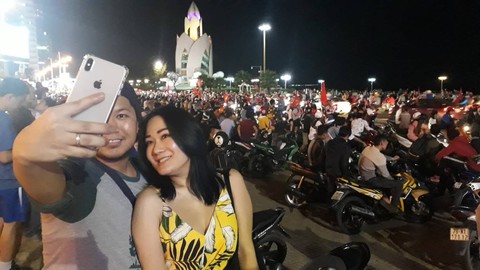 Tuyển Việt Nam chiến thắng quả cảm, TP.HCM, Hà Nội bão - Ảnh 19. Tuyển Việt Nam chiến thắng quả cảm, TP.HCM, Hà Nội bão - Ảnh 19.