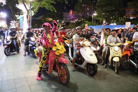 Tuyển Việt Nam chiến thắng quả cảm, TP.HCM, Hà Nội bão - Ảnh 13. Tuyển Việt Nam chiến thắng quả cảm, TP.HCM, Hà Nội bão - Ảnh 13.