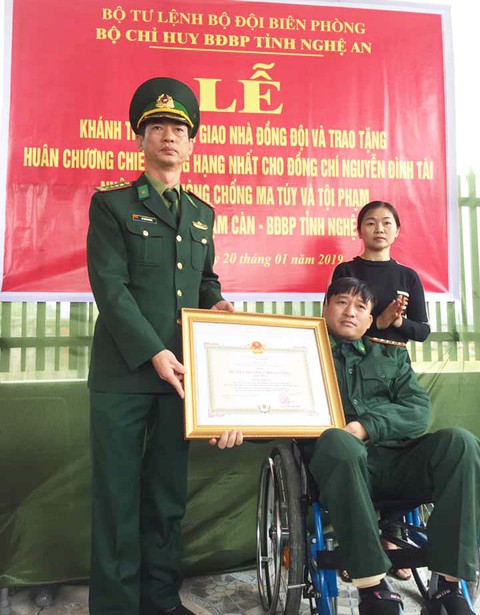 Bàn giao nhà cho người lính bị liệt hai chân khi bắt tội phạm ma túy - Ảnh 1. Bàn giao nhà cho người lính bị liệt hai chân khi bắt tội phạm ma túy - Ảnh 1.