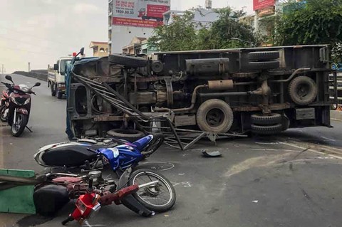 Xe tải tông dải phân cách rồi lật ngang trên cầu vượt Cây Gõ - Ảnh 1. Xe tải tông dải phân cách rồi lật ngang trên cầu vượt Cây Gõ - Ảnh 1.
