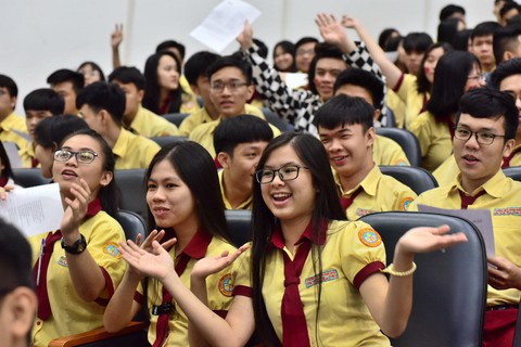 Học sinh đổ về ngày hội tư vấn tuyển sinh hướng nghiệp tại TP.HCM - Ảnh 1. Học sinh đổ về ngày hội tư vấn tuyển sinh hướng nghiệp tại TP.HCM - Ảnh 1.