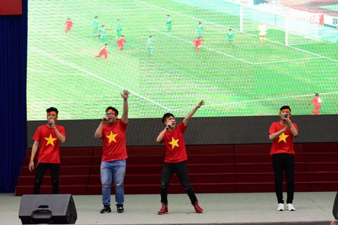 Học sinh đổ về ngày hội tư vấn tuyển sinh hướng nghiệp tại TP.HCM - Ảnh 4. Học sinh đổ về ngày hội tư vấn tuyển sinh hướng nghiệp tại TP.HCM - Ảnh 4.