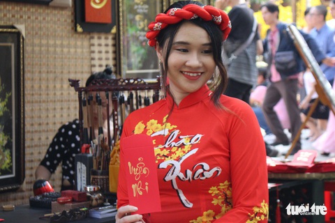 Bạn trẻ Sài Gòn rực rỡ đón xuân trên phố Ông đồ - Ảnh 13. Bạn trẻ Sài Gòn rực rỡ đón xuân trên phố Ông đồ - Ảnh 13.