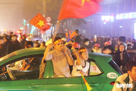 Tuyển Việt Nam chiến thắng quả cảm, TP.HCM, Hà Nội bão - Ảnh 27. Tuyển Việt Nam chiến thắng quả cảm, TP.HCM, Hà Nội bão - Ảnh 27.