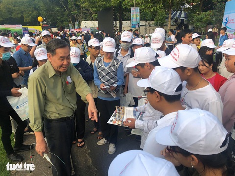 Hai giáo sư cổ lai hi đi tư vấn tuyển sinh - Ảnh 2. Hai giáo sư cổ lai hi đi tư vấn tuyển sinh - Ảnh 2.
