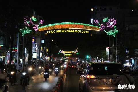 Bạn trẻ Sài Gòn rực rỡ đón xuân trên phố Ông đồ - Ảnh 3. Bạn trẻ Sài Gòn rực rỡ đón xuân trên phố Ông đồ - Ảnh 3.