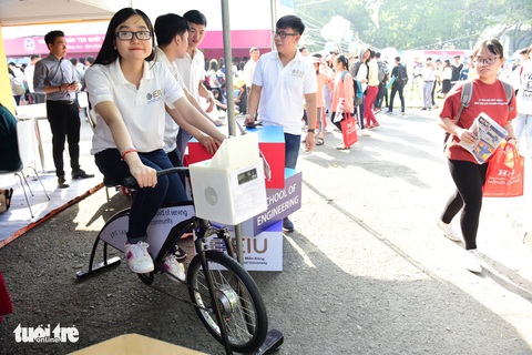 Học sinh hào hứng trải nghiệm tại ngày hội tư vấn tuyển sinh - Ảnh 1. Học sinh hào hứng trải nghiệm tại ngày hội tư vấn tuyển sinh - Ảnh 1.