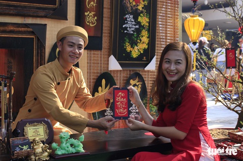 Bạn trẻ Sài Gòn rực rỡ đón xuân trên phố Ông đồ - Ảnh 15. Bạn trẻ Sài Gòn rực rỡ đón xuân trên phố Ông đồ - Ảnh 15.